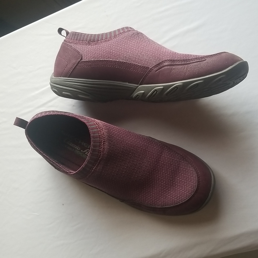 Sketchers Classic Fit Air Cooled Memory Foam Sneakers